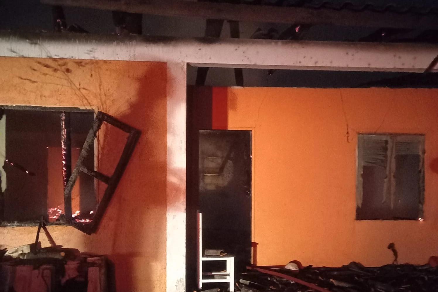 Residência é destruída por incêndio em Balneário Rincão