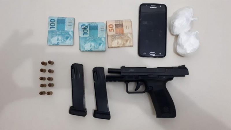 Polícia apreende drogas, uma pistola e munições 
