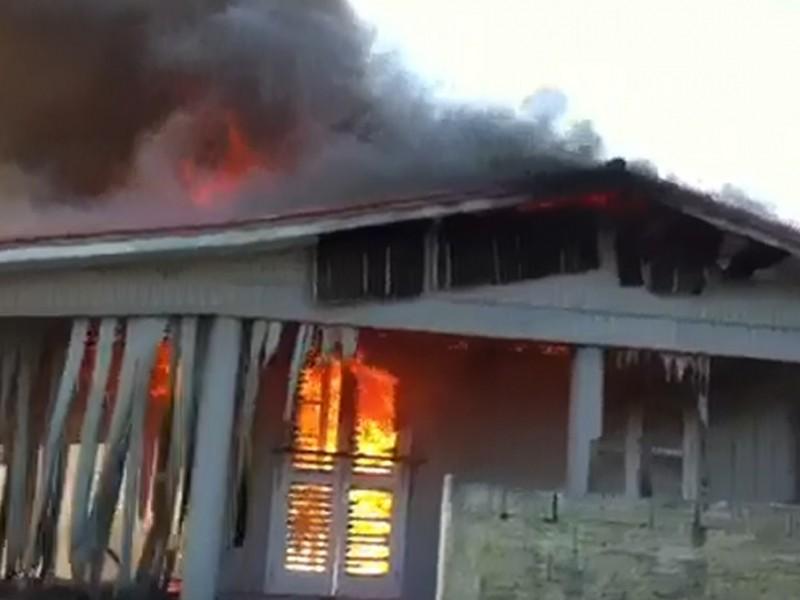 Casa é consumida pelo fogo no Balneário Rincão (vídeo)