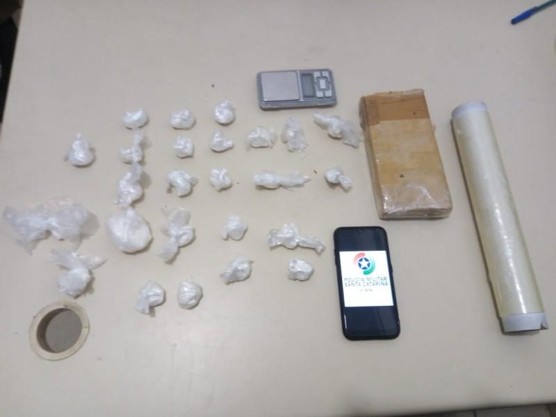 Adolescente de 15 anos é apreendido com porções de maconha, cocaína e crack 