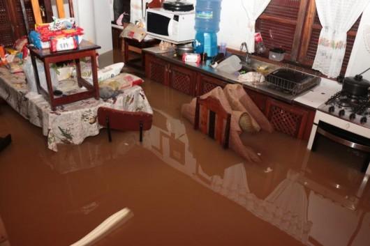 Galeria pluvial rompe e casas são alagadas em Lauro Müller