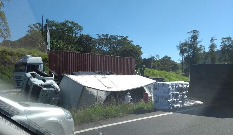 Carga de caminhão tombado em Jaguaruna é recolhida hoje