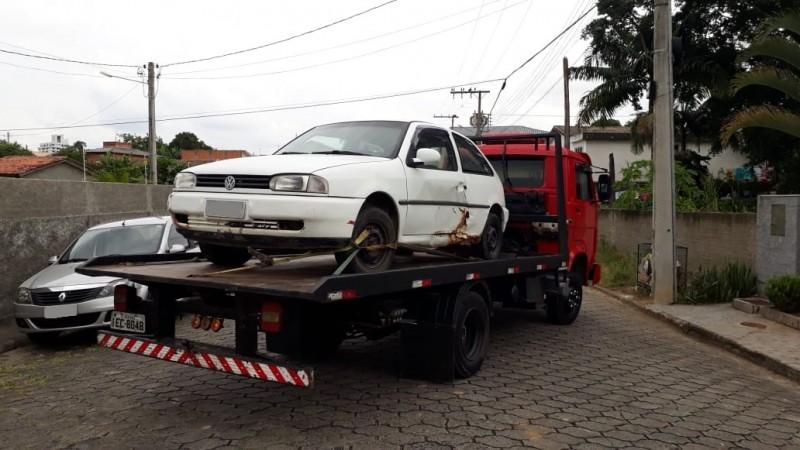 Após seis meses, carro abandonado é recolhido em Cocal do Sul