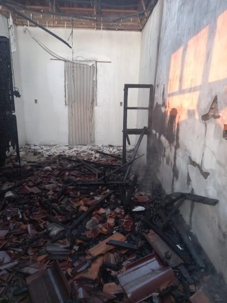 Incêndio consome interior de imóvel no bairro Esperança, em Içara