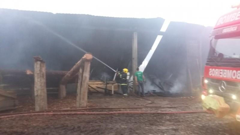 Madeireira é atingida por incêndio em Armazém