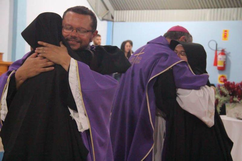 Fiéis lotam igreja no primeiro voto das noviças