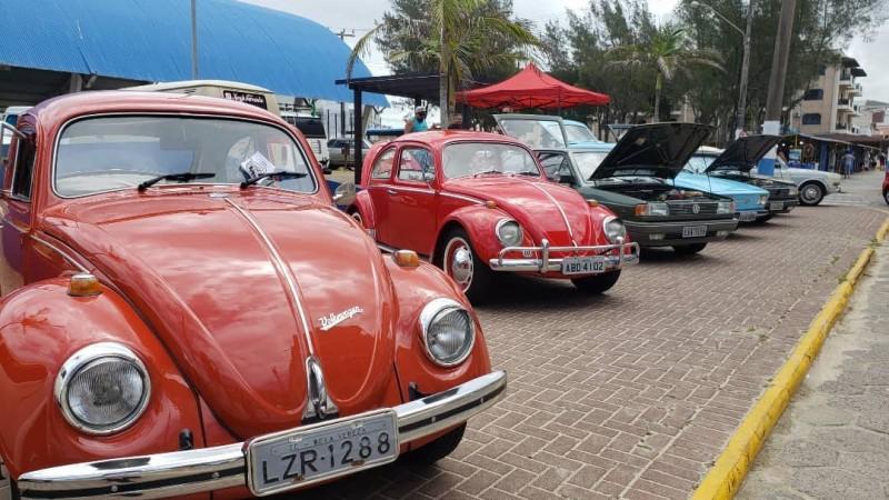 Encontro reúne carros antigos e arrecada 145 quilos de alimentos
