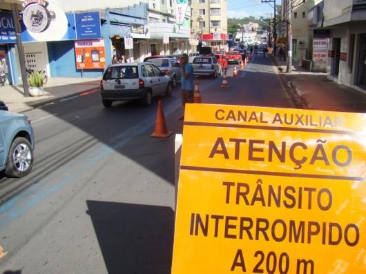 Obras do Canal Auxiliar interrompem tráfego na Anita Garibaldi