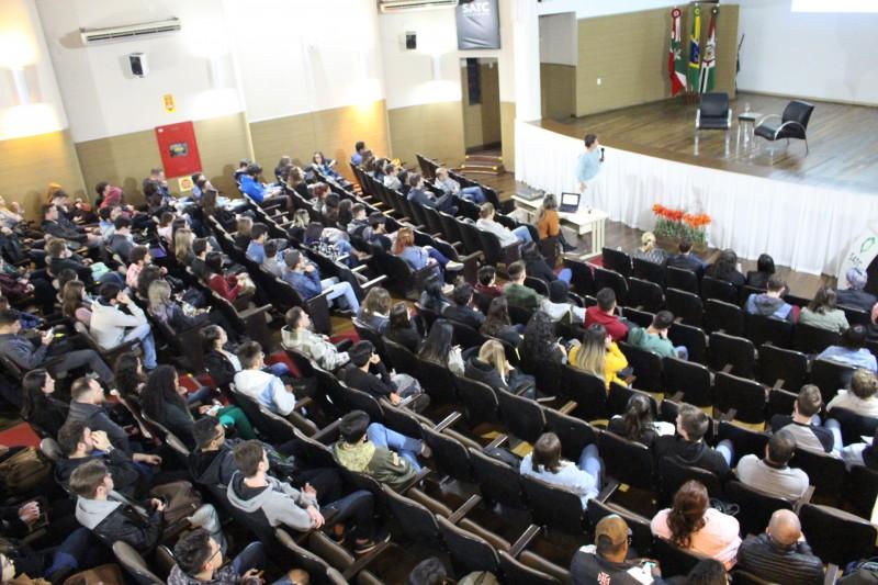 Acadêmicos ampliam bagagem de conhecimento na Arena Criativa da Satc