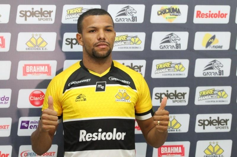 Zagueiro Vitão e volante Christofer deixam o Criciúma 