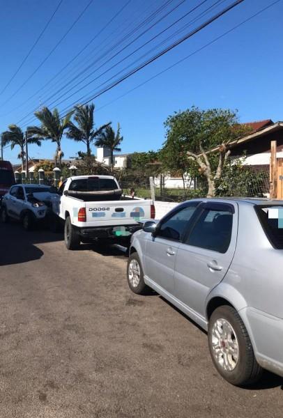 Motorista colide em dois carros estacionados