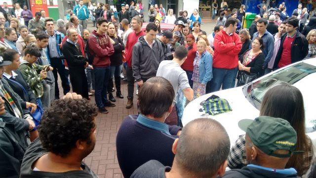 Jovem é detido por populares após furtar loja no Centro de Criciúma