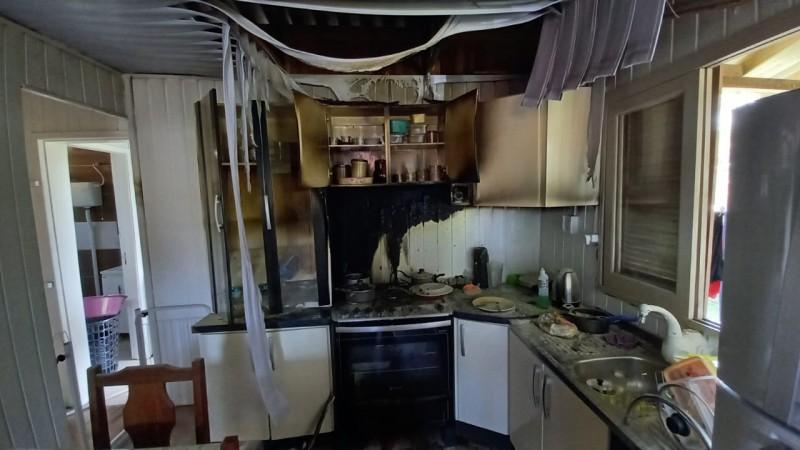 Princípio de incêndio atinge casa de madeira em Sombrio