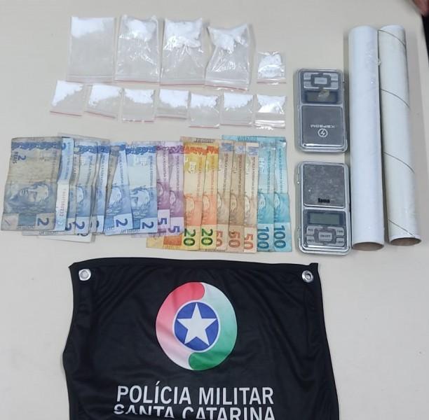 Homem é preso após ser flagrado vendendo cocaína no Centro de Criciúma