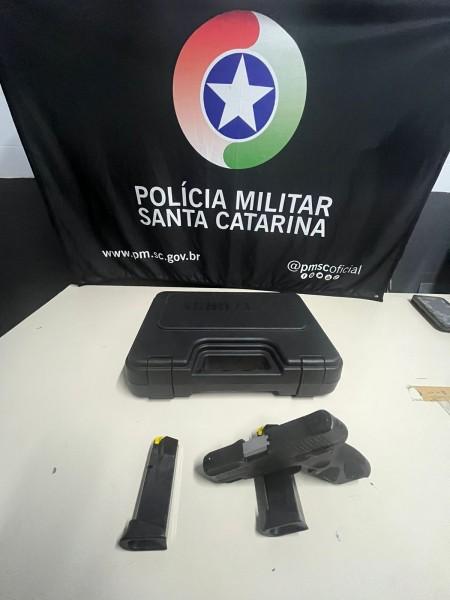 Após denúncia, homens são presos com pistola restrita e carregadores em Criciúma 