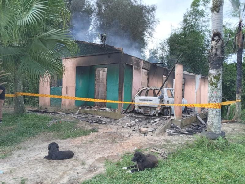 Residência e carro são destruídos por incêndio em Timbé do Sul
