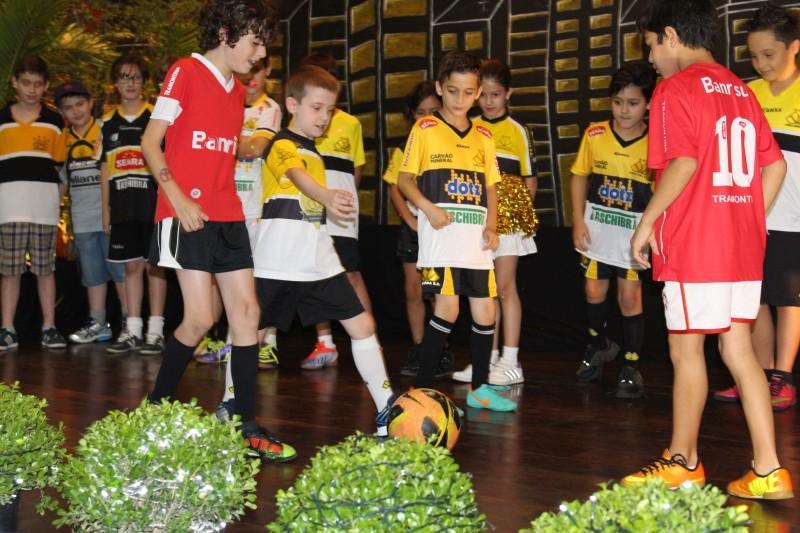 Alunos do Marista realizam apresentação sobre história de Criciúma