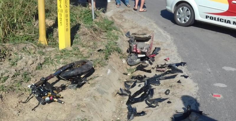 Piloto sobrevive após ter moto despedaçada em grave acidente