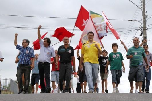 Brezola e Arnoldo fazem arrastão com apoiadores no bairro Próspera
