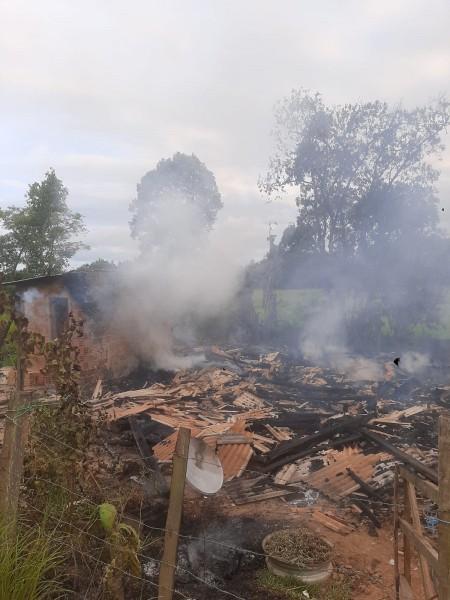 Casa de madeira é destruída por incêndio em São João do Sul 