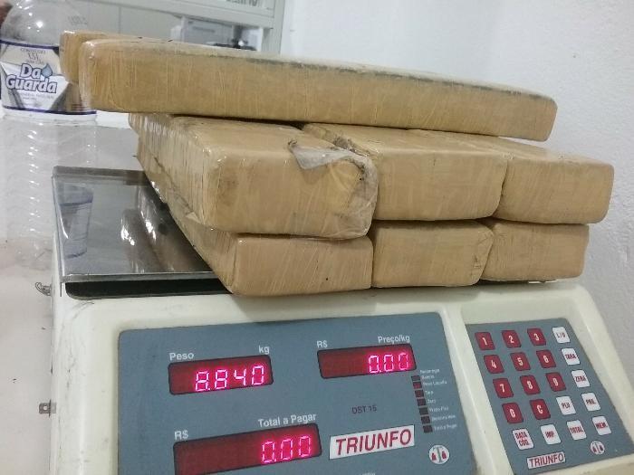 Após perseguição, dupla é presa por tráfico de drogas