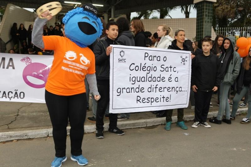 Caminhada pela Prevenção mobiliza alunos e professores