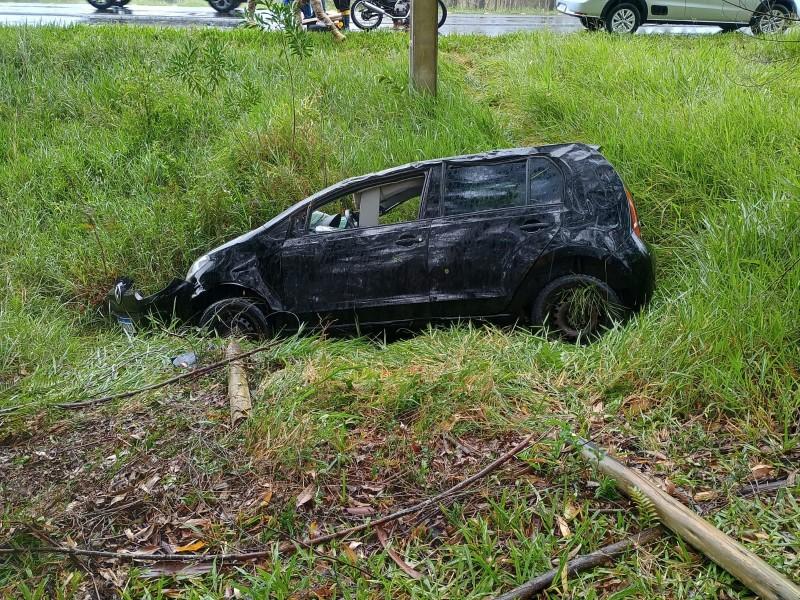 Saída de pista seguida de capotamento é registrada em Balneário Gaivota