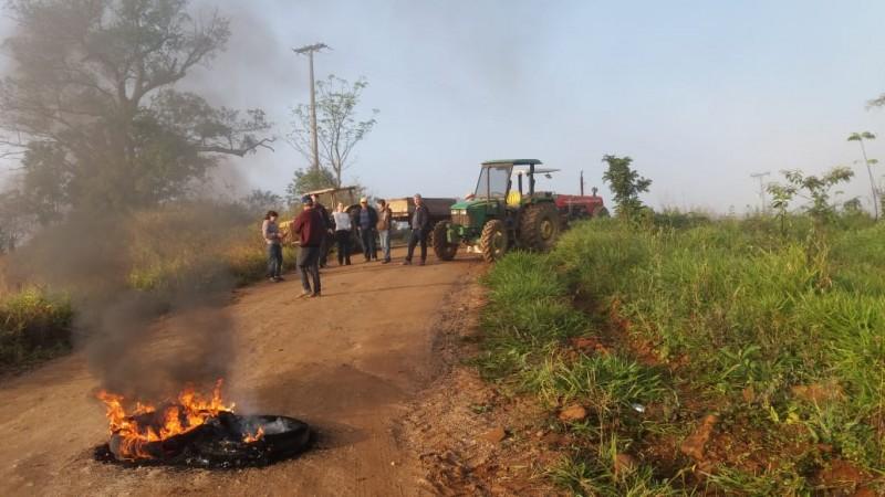 Moradores bloqueiam acesso para o Case e reivindicam cumprimento de medidas compensatórias