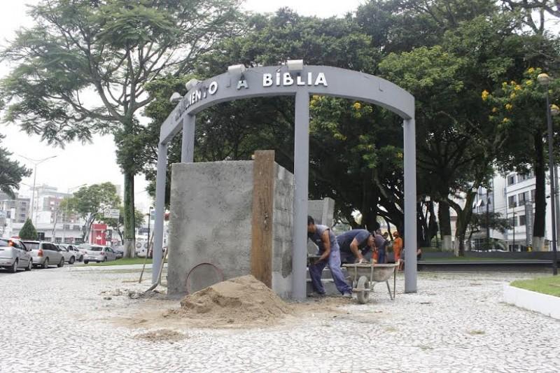 Após colisão de carro há um mês, Monumento à Bíblia é restaurado