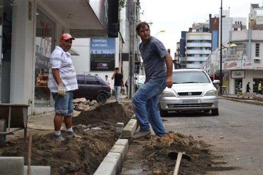 Em Criciúma, calçada recebe paver na rua Santo Antonio