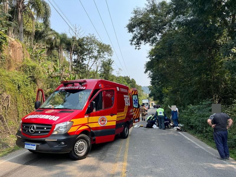 Colisão entre moto e caminhão deixa motociclista gravemente ferido em Pedras Grandes