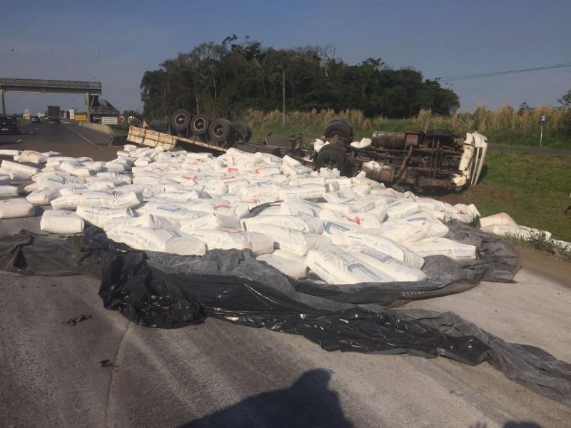 VÍDEO: Perseguição provoca acidentes na BR-101; assista capotamento de carreta 