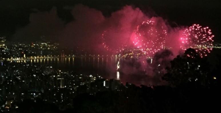 Doze minutos de fogos para saudar a virada em Floripa