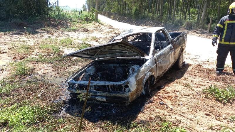 Caminhonete é destruída por incêndio em Morro da Fumaça 