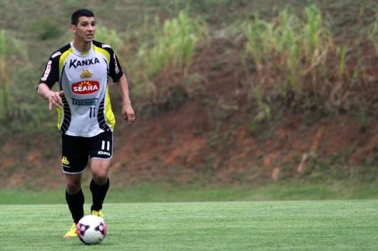 Comelli pode ter novo problema na zaga para enfrentar o Azulão