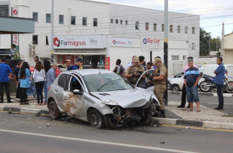 Casal fica ferido após colisão em parada de ônibus