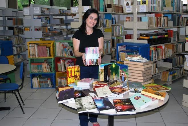 Livros são doadas à Biblioteca de Tubarão