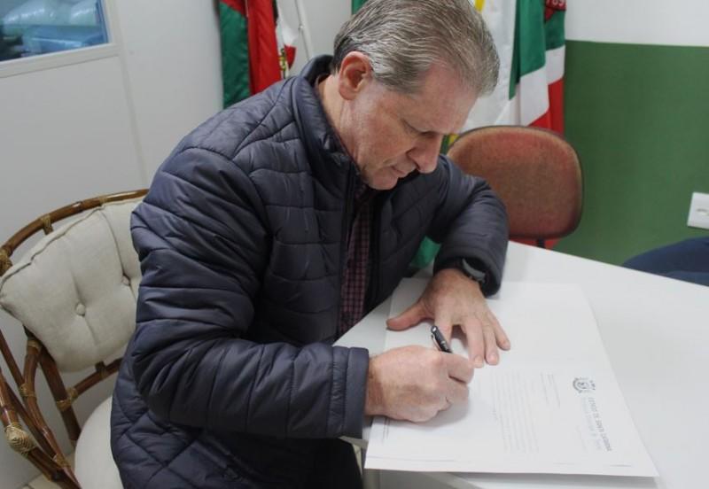 Executivo de Treviso assina ordem de serviço para cobertura de quadra poliesportiva