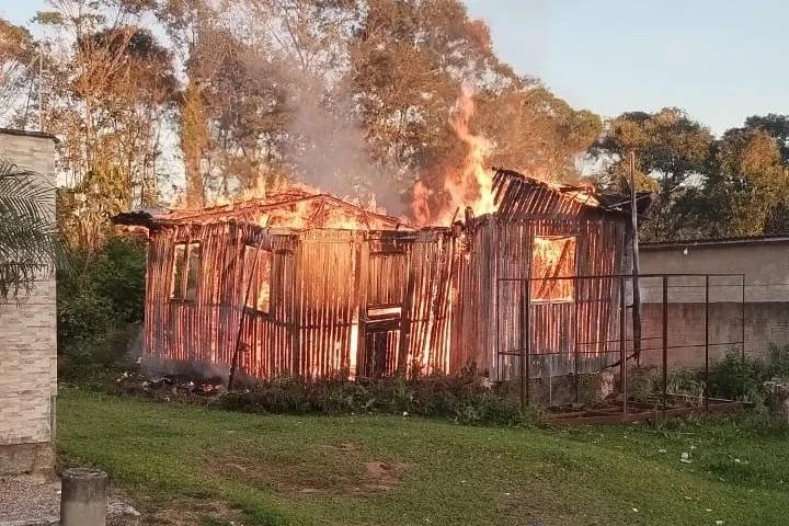 Fotos: casa abandonada é destruída por incêndio em Criciúma