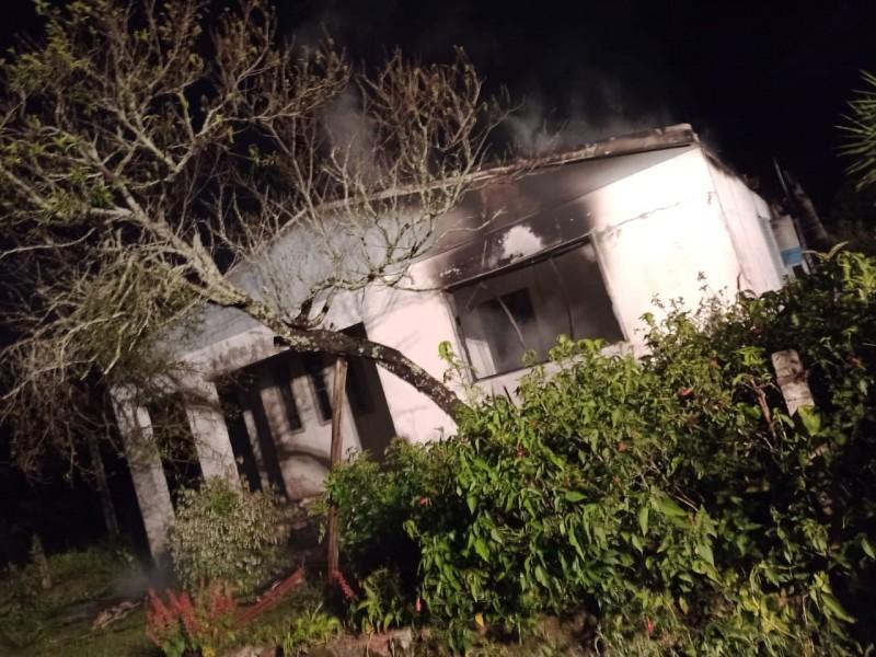Residência abandonada é destruída por incêndio em Forquilhinha
