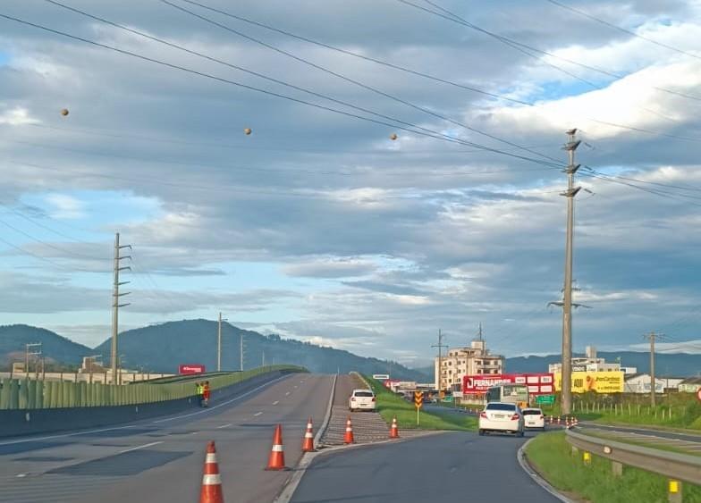 BR-101: PRF libera trânsito em Tubarão, após inspeção de cratera na margem da rodovia
