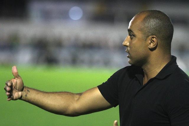 Feliz com primeira vitória, Deivid ressalta confiança no trabalho 