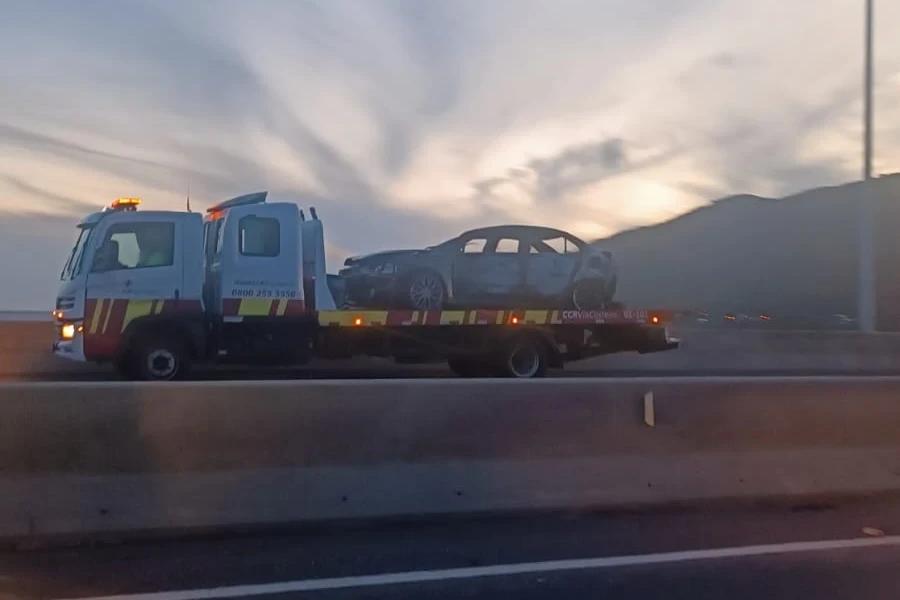 Carro pega fogo na ponte Anita Garibaldi