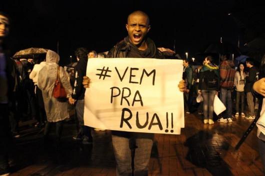 Com cartazes e faixas, manifestantes expressam em palavras a vontade de ter um Brasil melhor
