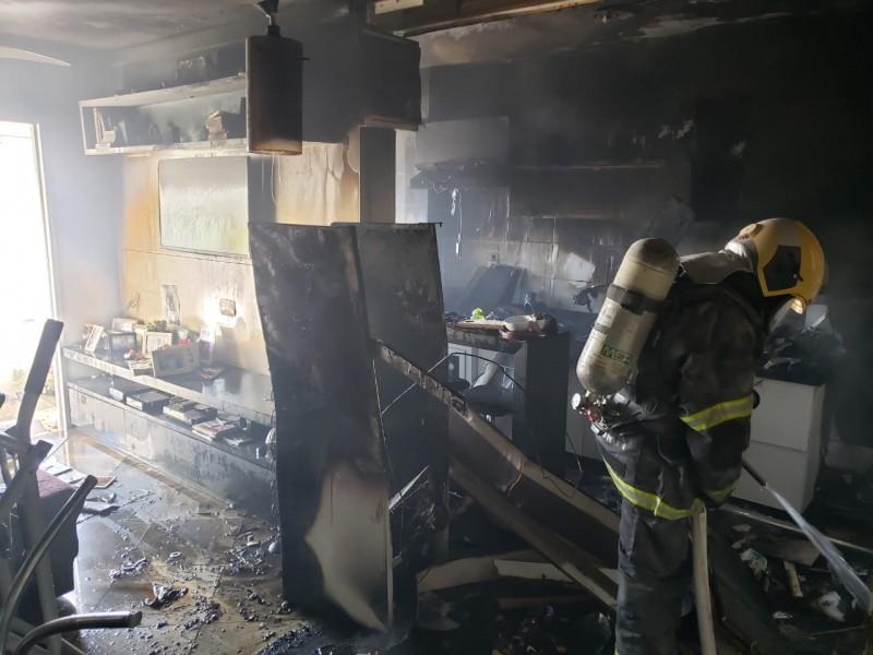 Incêndio deixa cozinha de apartamento destruída em Criciúma