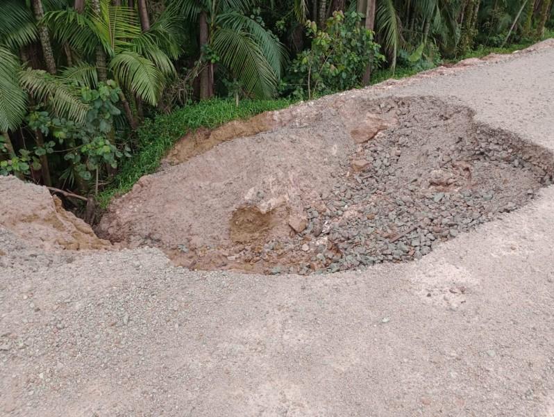 Fortes chuvas provocam formação de cratera em avenida de Cocal do Sul