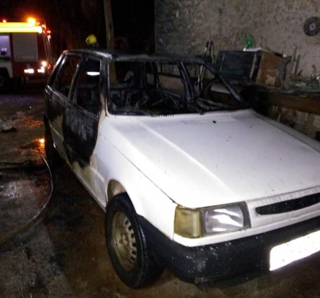 Incêndio atinge veículo em Turvo