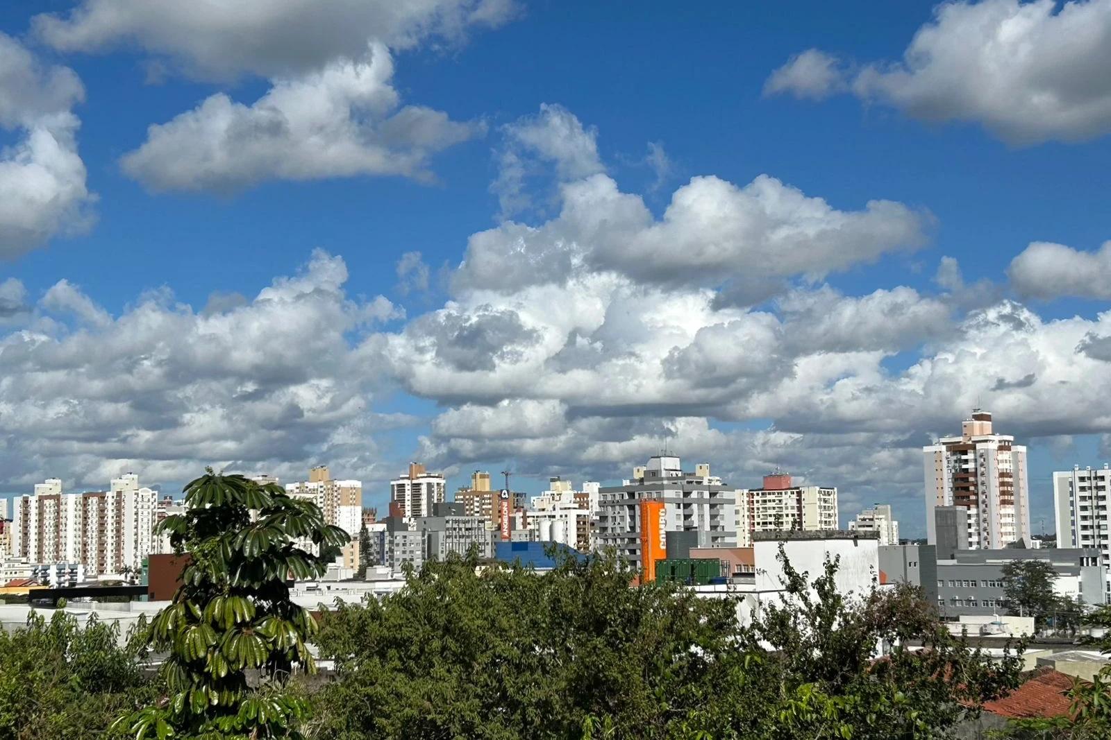 Sol entre nuvens e chuva: confira a previsão do tempo para o final de semana