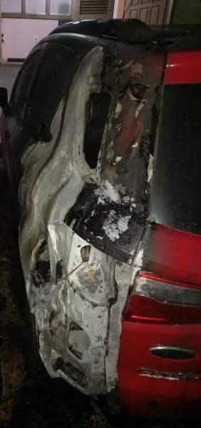 Caminhonete é parcialmente destruída por incêndio no bairro Raichaski em Içara
