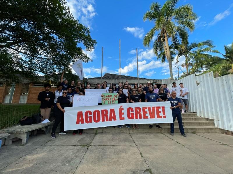 Professores da rede estadual entram em greve e realizam ato em Criciúma